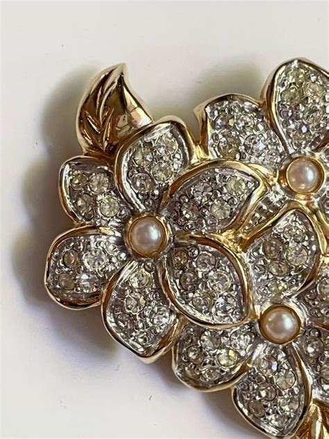 spilla gianni versace fiori strass prezzo|Spilla a fiore in strass.